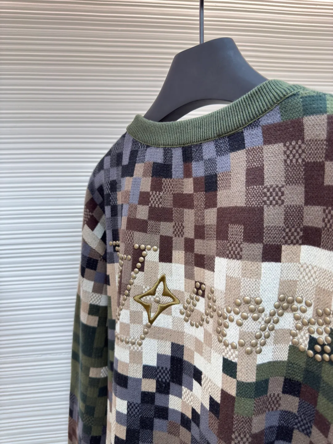LOUIS VUITTON mosaic jacquard pullover ●Authentic product: 15600 purchased and developed ●Item number: 1680303-C55 ●Fabric: cotton fabric ●Technology: jacquard production ●Version: fitted version ●Weight: about 740 grams ●Size: elements, showing a delicate texture like snake leather. The intricate jacquard texture reflects Micro Der details, and the embroidered logo embellishes the chest, making it easy to integrate into everyday looks. Standard fit with all-over Snakoflage jacquard logo embroidered on the chest, Marque at center back, 1.VuittonDeposee embroidered patches at ribbed collar, cuffs and hem. The overall wiring is straight and delicate, the fabric is comfortable and soft, and the color is consistent without color difference. It can be matched with the same style to create a fashionable look and control various occasions. Customized accessories, complete with three standards, same style for men and women!